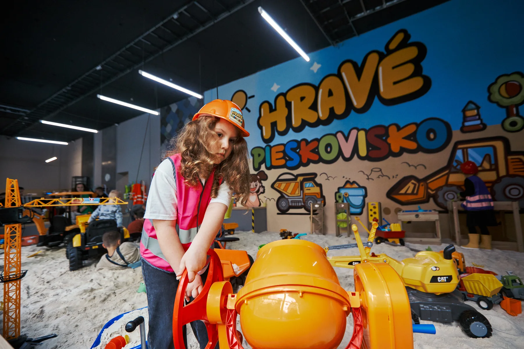 Hra v pieskovisku jeseň